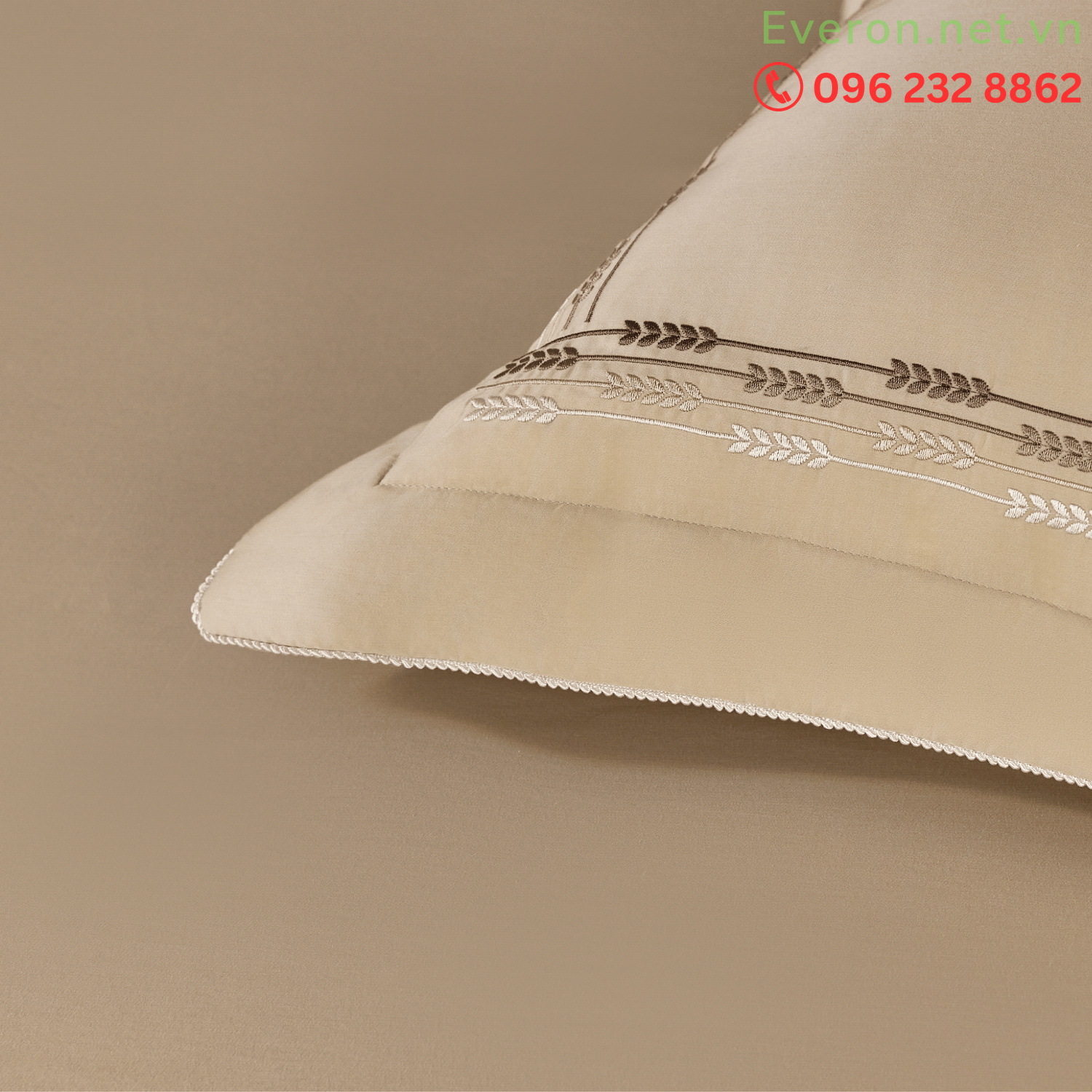 Cận cảnh họa tiết thêu hoa trên bộ Everon ESTMC 26006