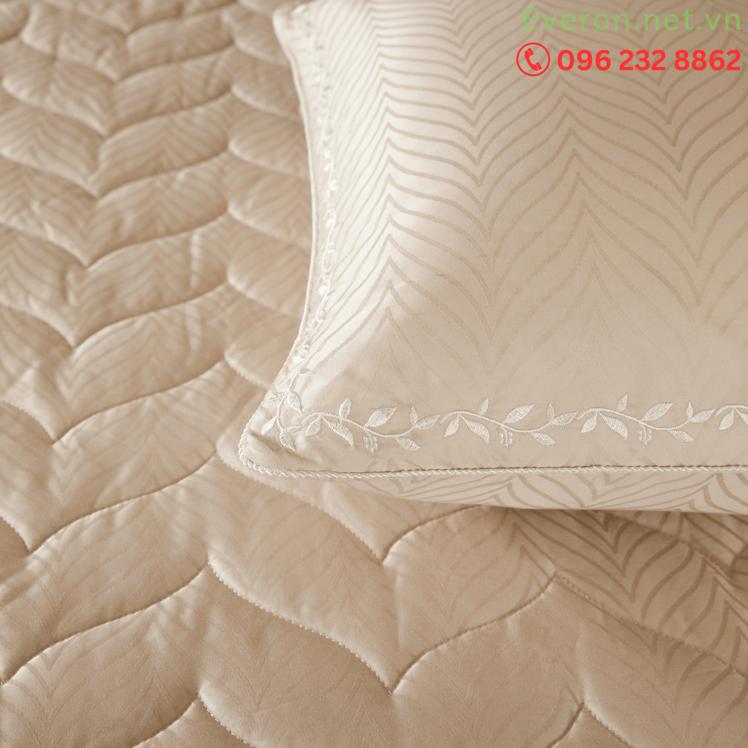 Cận cảnh họa tiết thêu hoa trên bộ Everon ESM 26008