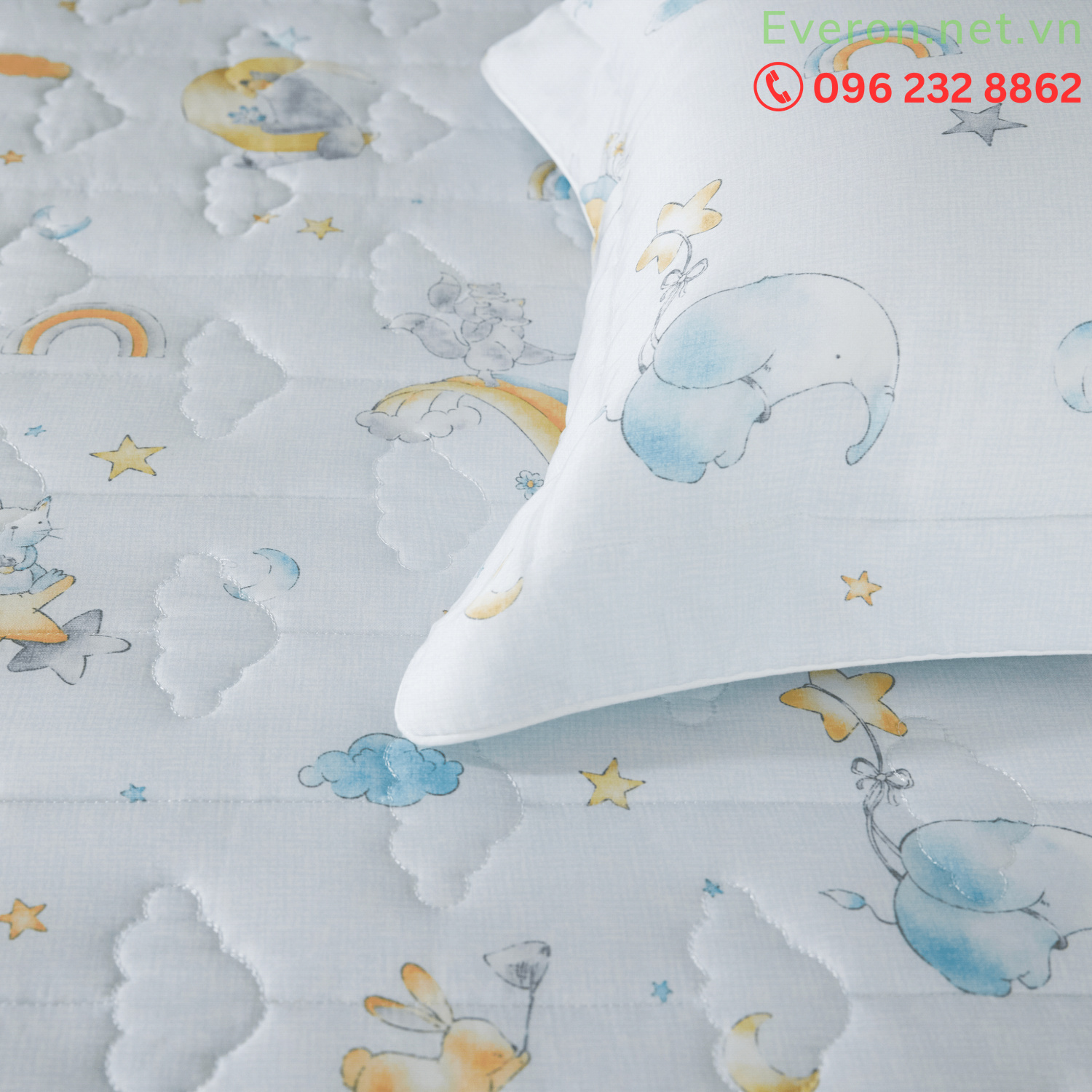 Cận cảnh họa tiết thêu hoa trên bộ Everon CPT 26201