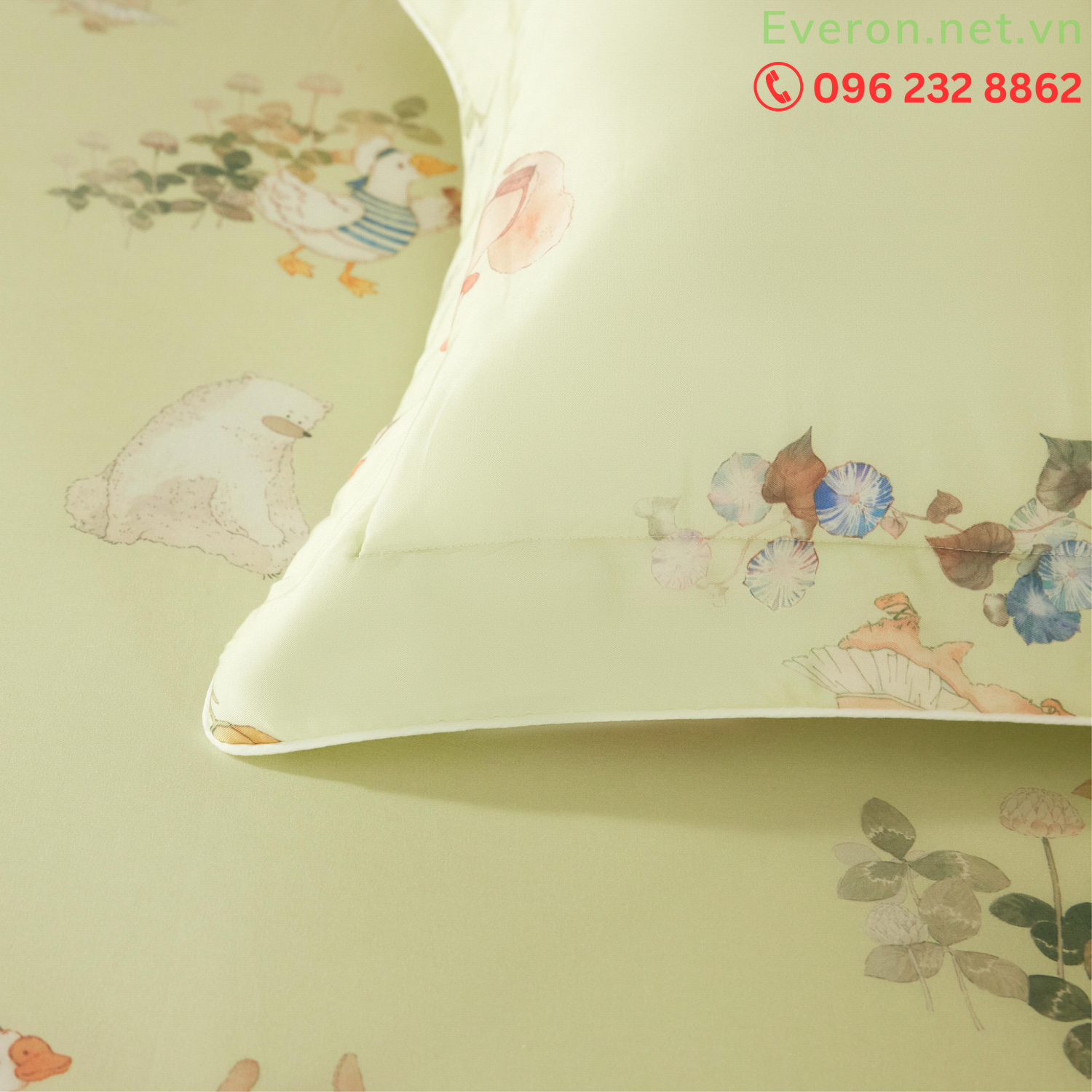 Cận cảnh họa tiết thêu hoa trên bộ Everon CPT 26202