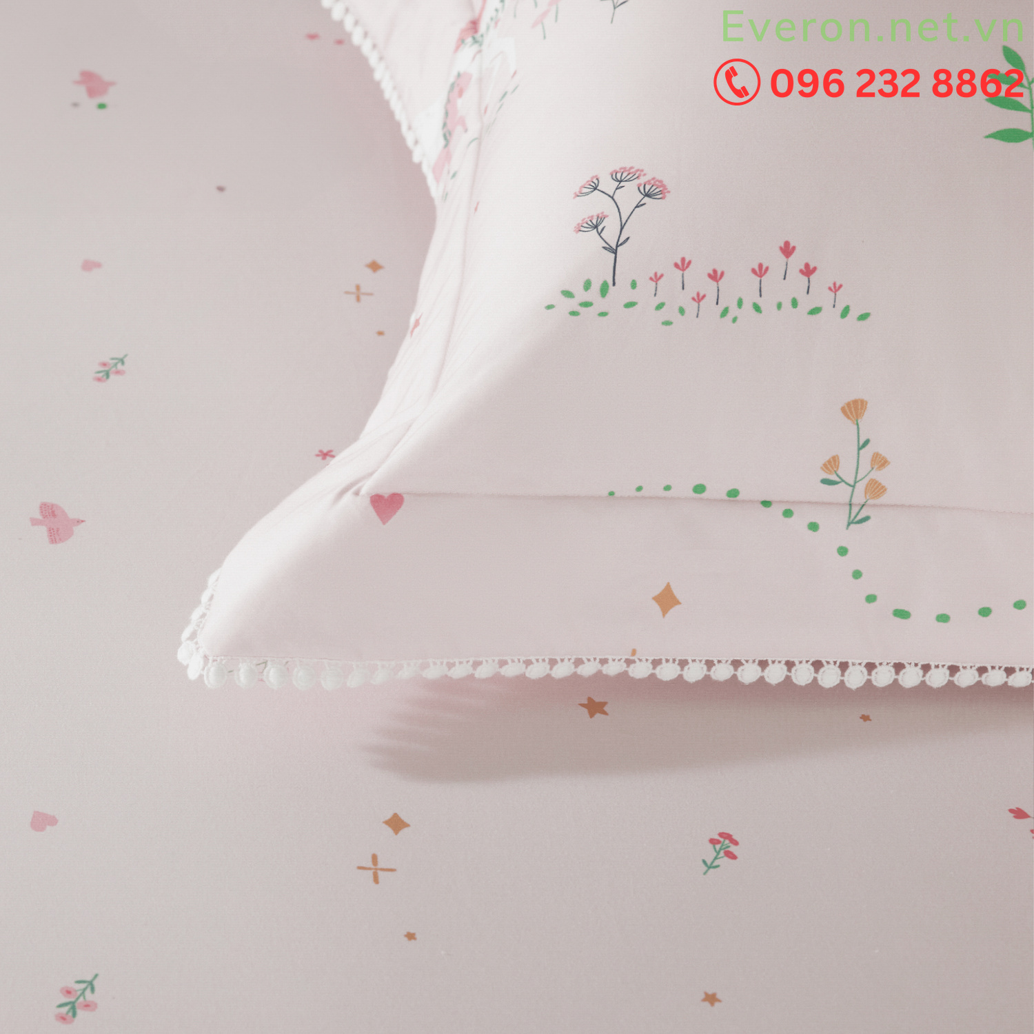 Cận cảnh họa tiết thêu hoa trên bộ Everon CPC 26203