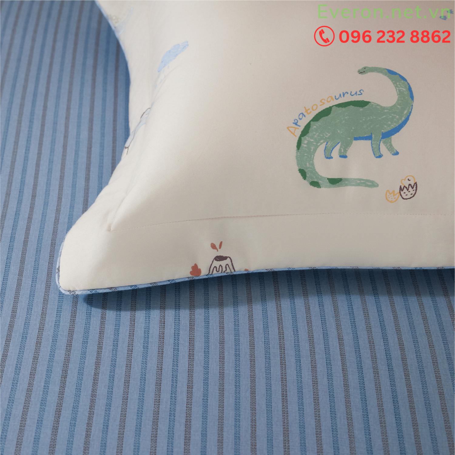 Cận cảnh họa tiết thêu hoa trên bộ Everon CPC 26204